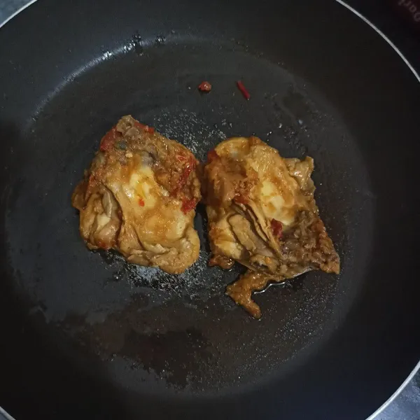 Panggang ayam , bolak balik hingga berubah warna.