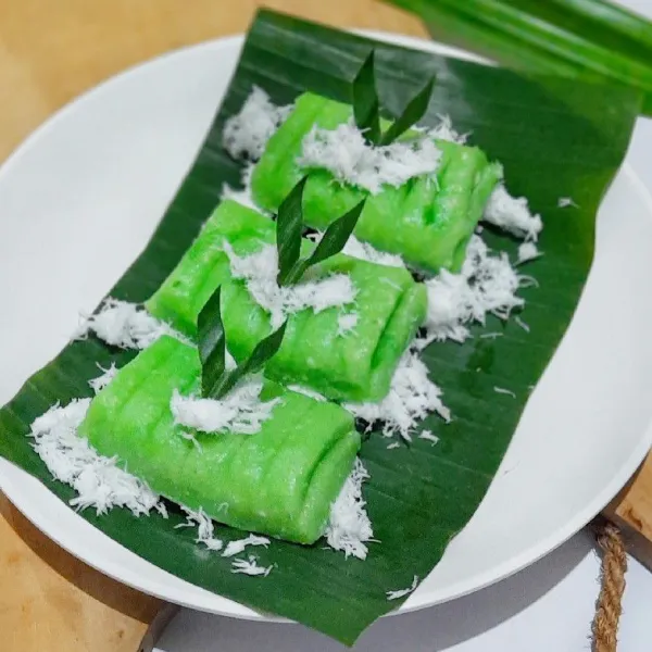 Sajikan getuk bersama taburan kelapa parut.
