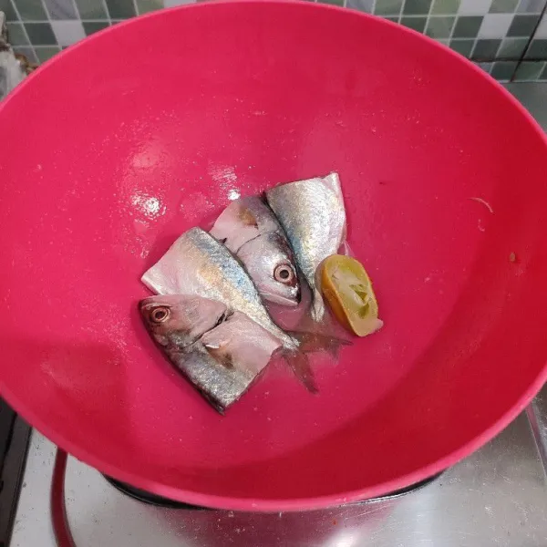 Potong dua ikan kembung lalu lumuri dengan garam dan jeruk nipis. Diamkan 15 menit.