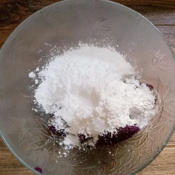 Campurkan ubi ungu, tepung tapioka dan garam kemudian uleni sampai merata dan masukkan air secara bertahap.