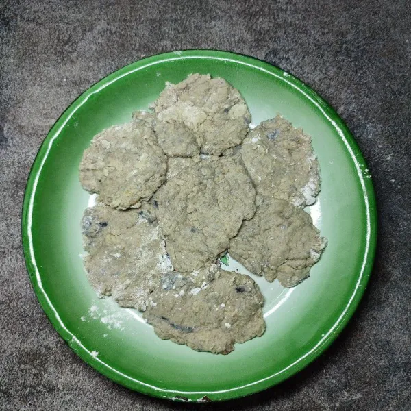 Ambil sedikit adonan lalu pipihkan, taburi dengan tapioka agar tidak lengket. Ketika memipihkan adonan, boleh di taburi juga dengan tapioka.