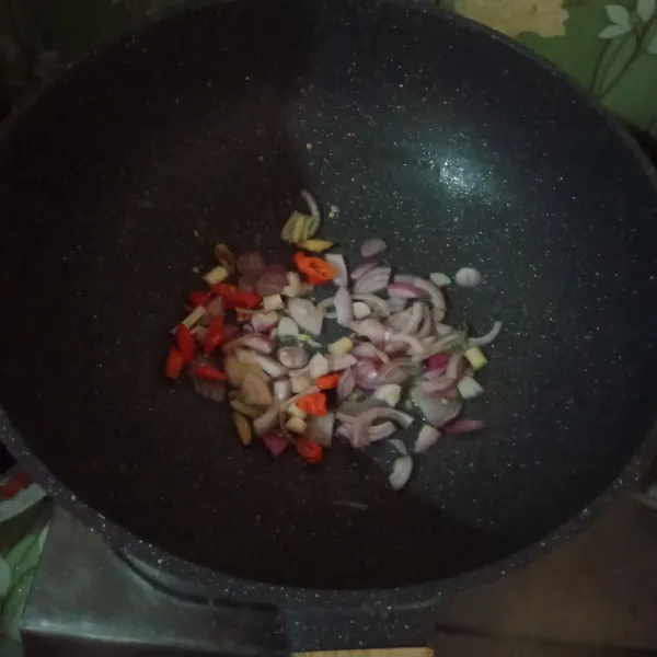 Tumis bumbu iris hingga harum.