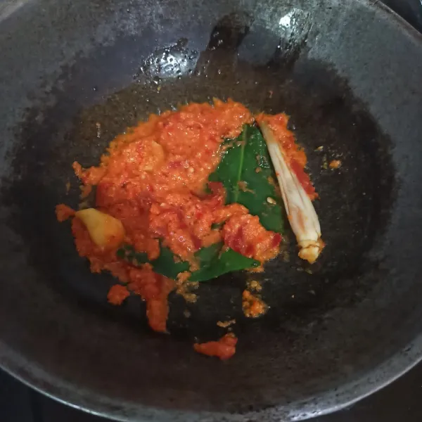 Tumis bumbu halus bersama daun salam, serai, lengkuas, dan jahe hingga harum.