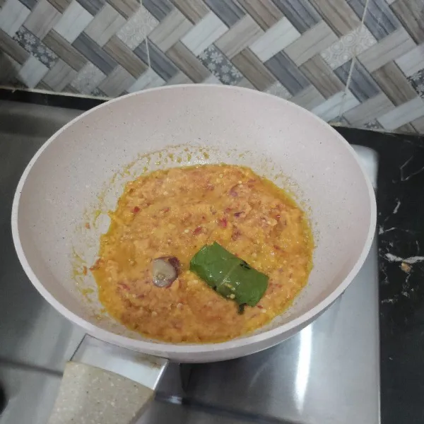 Tumis bumbu yang sudah dihaluskan tambahkan daun salam dan lengkuas geprek masak hingga bumbu harum dan matang.