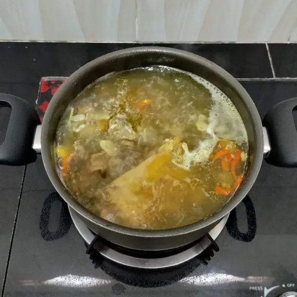 Masak hingga bumbu meresap dan tulangan sapi empuk. Matikan kompor.