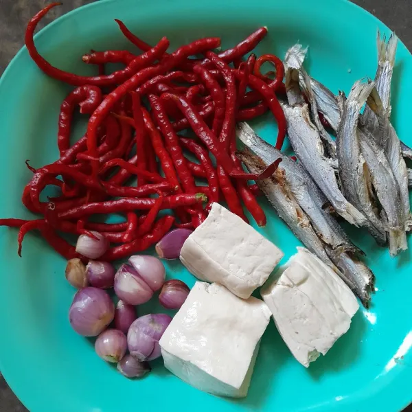 Siapkan bahan-bahan yang akan diolah.