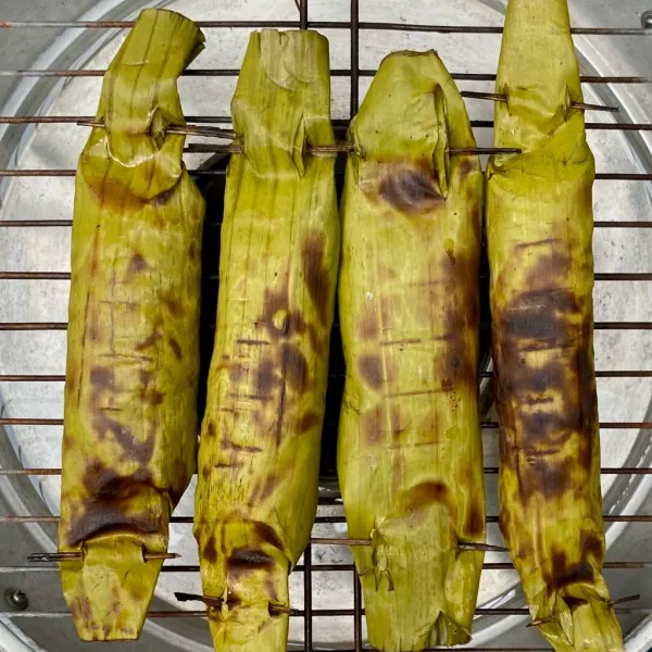 Panggang hingga daun pisang agak gosong, lalu angkat dan sajikan.