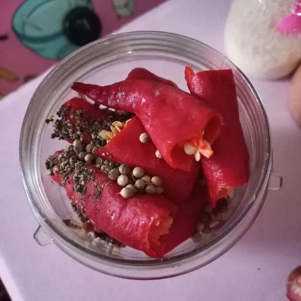 Masukan semua bahan bumbu halus ke dalam wadah blender, lalu giling.