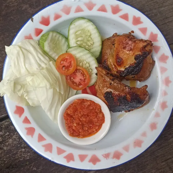 Sajikan bersama pelengkap lainnya.