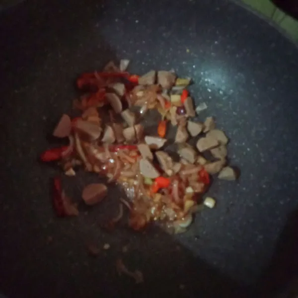 Masukkan bakso sapi.