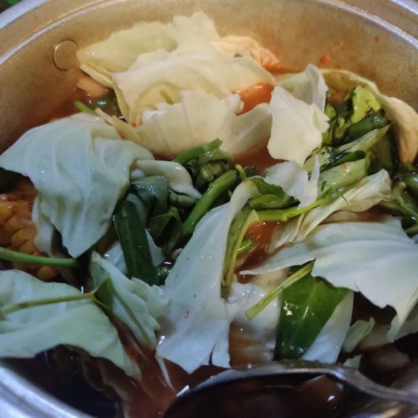 Setelah mendidih kembali, masukkan kangkung dan kol.