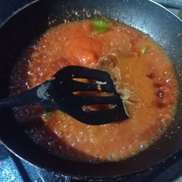 Masukan air, saus tiram, saus tomat, saus sambal, garam, gula, dan lada bubuk, aduk rata.