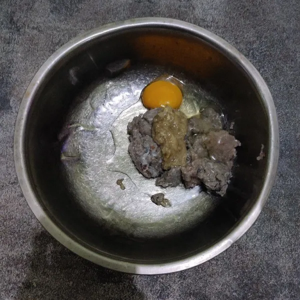 Pindahkan ke dalam wadah, campurkan dengan telur, bawang putih, garam, merica, dan kaldu jamur.