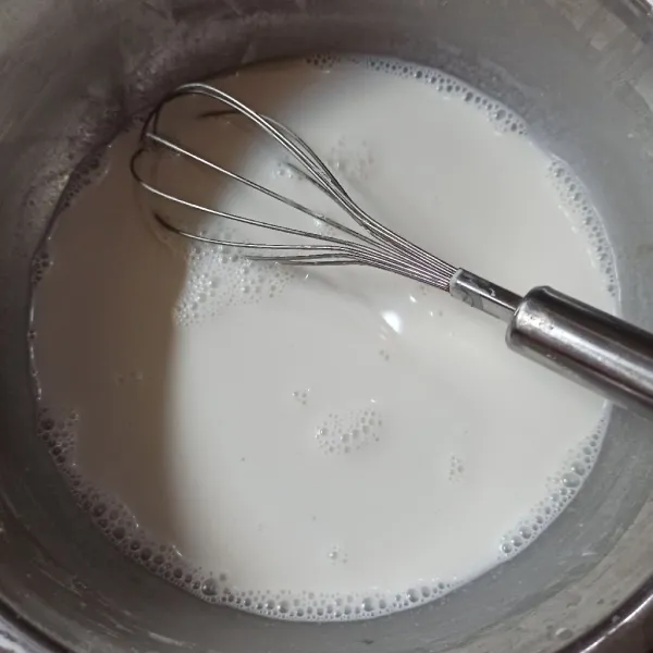 Campur semua bahan kecuali pewarna makanan dan minyak.
