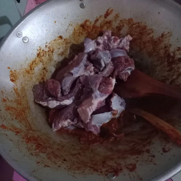 Panaskan minyak, tumis semua bumbu hingga harum, setelah itu masukan daging, tumis sebentar hingga kaku.