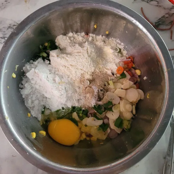 Campurkan semua bahan kemudian tambahkan tepung terigu, tepung beras, dan telur aduk hingga rata