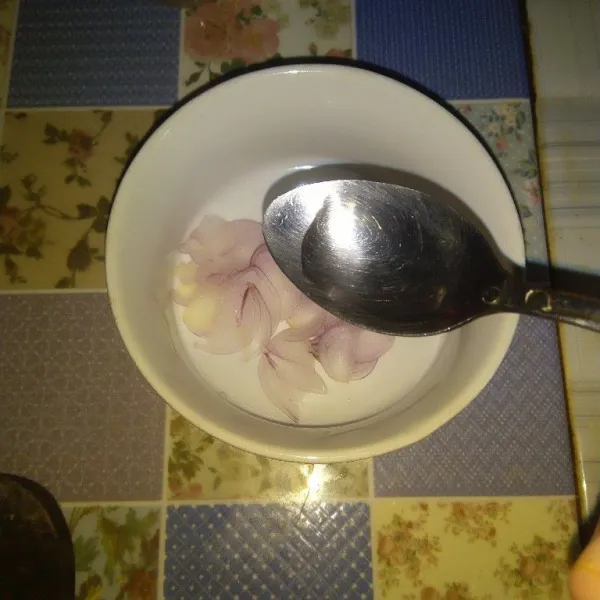 Campur irisan bawang merah dan cuka masak. Sisihkan dahulu.