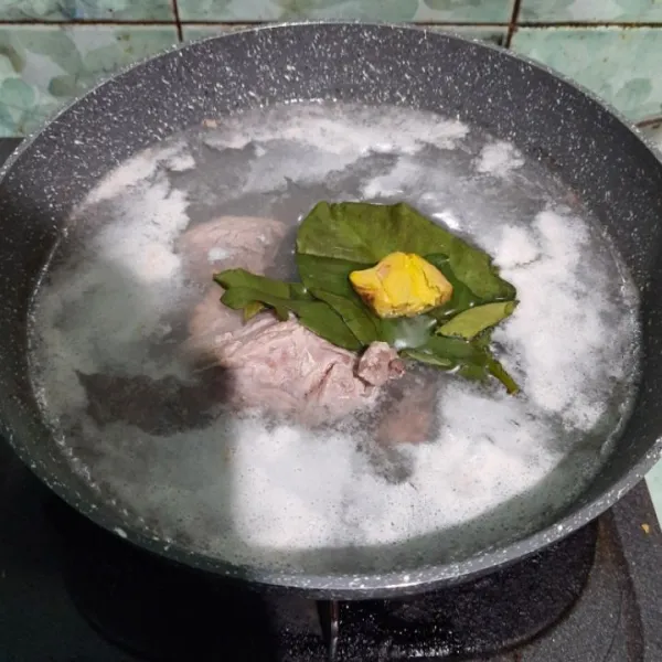 Rebus daging kambing bersama daun salam dan jahe dengan metode 5-30-7 hingga daging empuk.