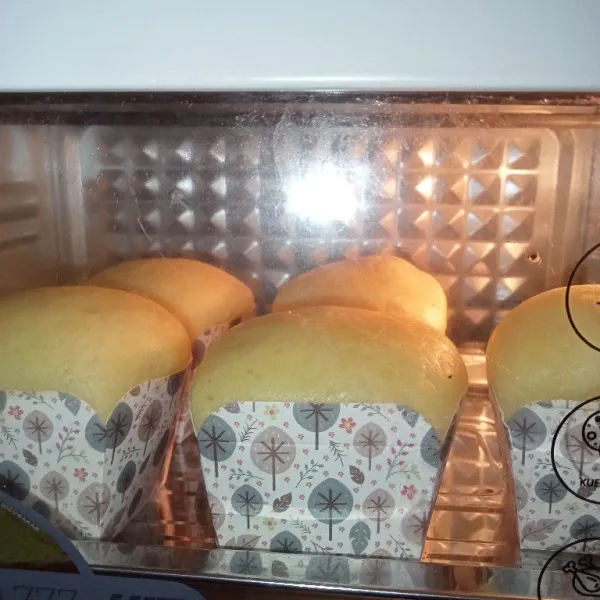 Sebelum di oven olesi menggunakan susu cair. Pre-heat oven api atas bawah 165°C kemudian masukkan bluder panggang selama 25 menit hingga matang.