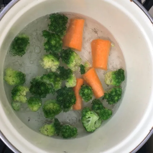Kemudian rebus sayur brokoli dan wortel