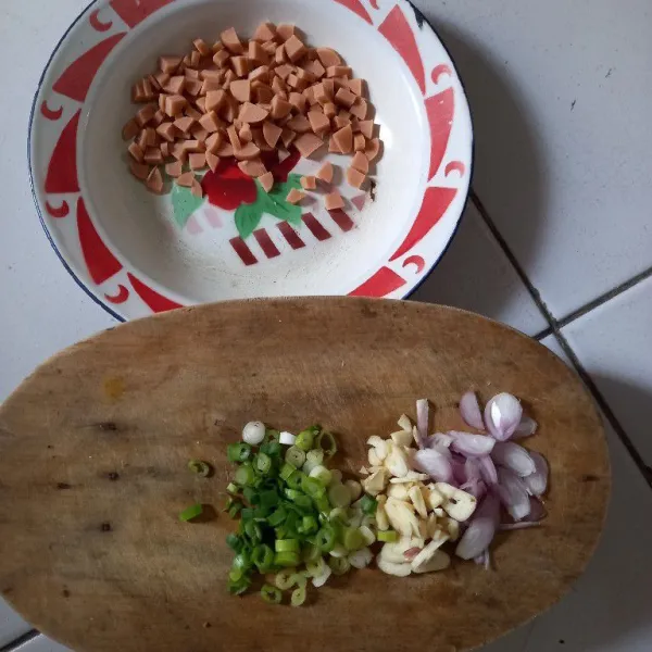Cincang sosis, iris daun bawang, bawang merah dan bawang putih.