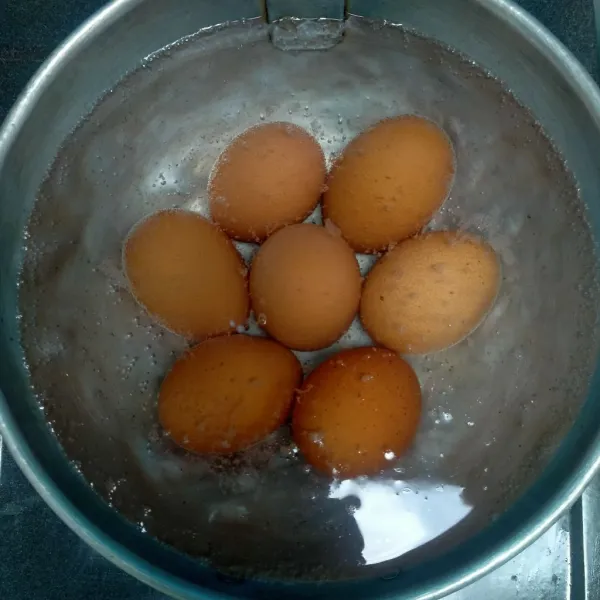 Rebus telur beri sedikit garam biarkan hingga matang setelah matang kemudian kupas telur.