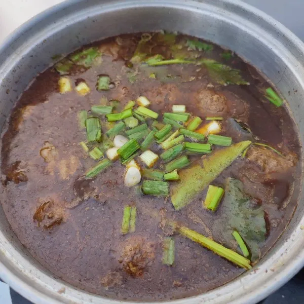 Pindahkan tumisan bola daging kedalam air rebusan, tambahkan seledri dan daun bawang.