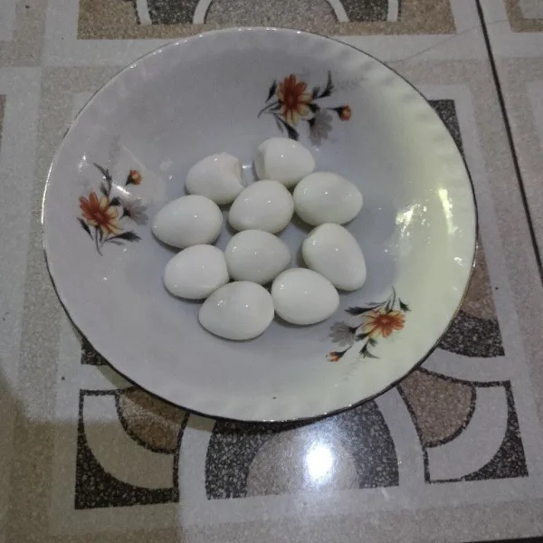 Rebus telur puyuh hingga matang kemudian kupas dan sisihkan.