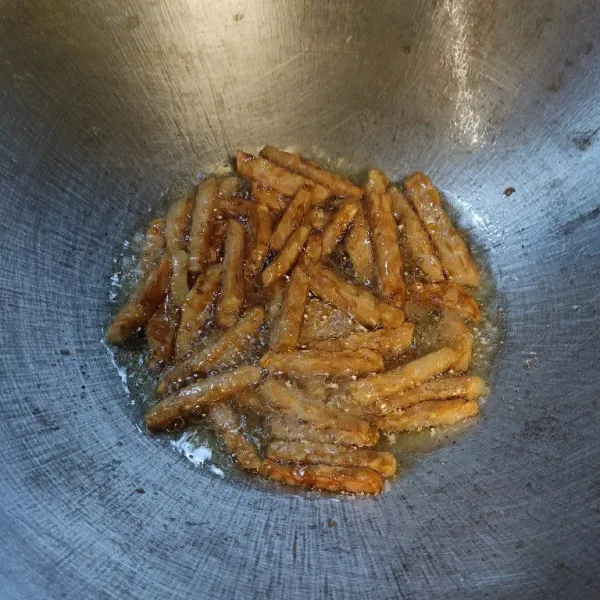 Potong korek tempe lalu goreng hingga kecokelatan.