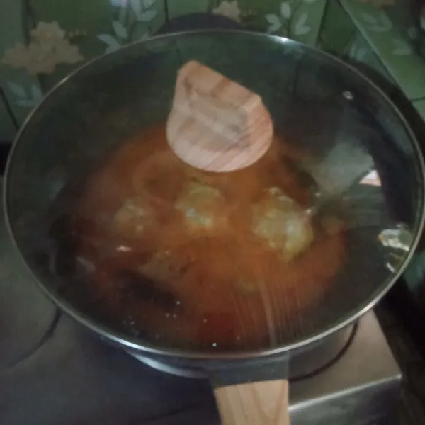Tutup panci, masak hingga bumbu meresap dan air menyusut.