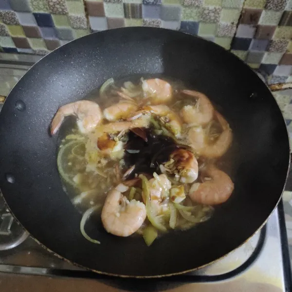 Masak udang hingga berubah warna lalu tambahkan air, minyak wijen, saos tiram, kecap manis, gula, dan garam.