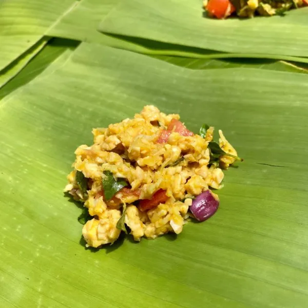 Siapkan daun pisang, lalu isi adonan sebanyak 2 sendok makan.