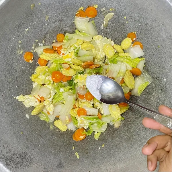 Tambahkan garam, lada bubuk, gula pasir, saus tiram dan kecap asin. Aduk hingga rata, angkat dan sajikan.