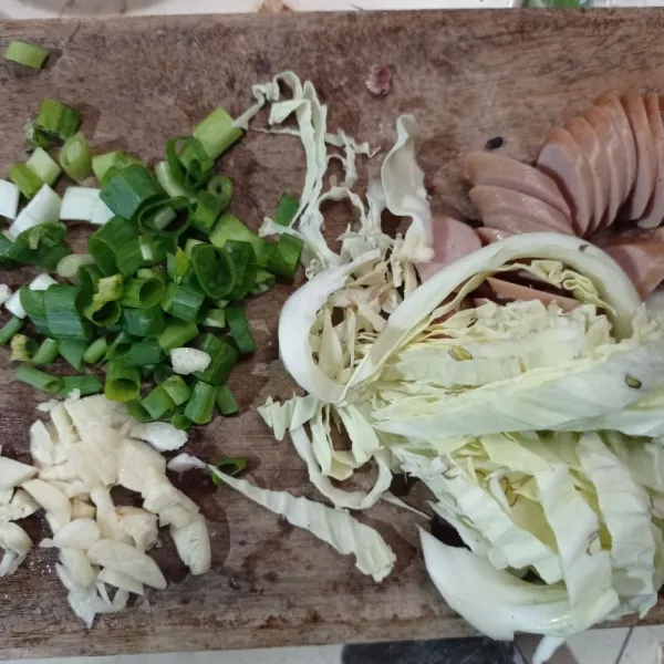 Iris kol, sosis, daun bawang, dan bawang putih
