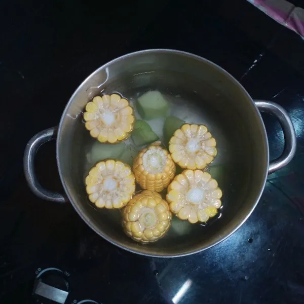 Didihkan secukupnya air dalam panci, setelah air mendidih, masukkan labu siam dan jagung, masak 5-8 menit.