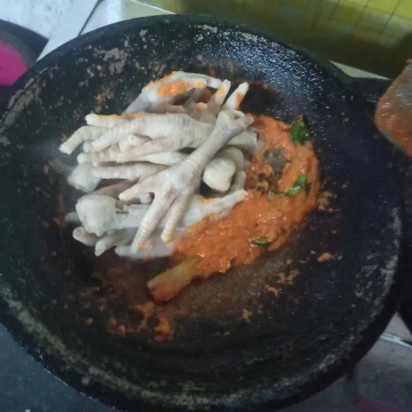 Masukkan ceker ke dalam wajan, aduk rata, dan masak hingga bumbu meresap. Tambahkan air dan beri gula, garam, dan kaldu ayam bubuk secukupnya.