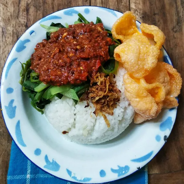 Siapkan piring. Masukkan satu mangkuk nasi, letakkan sayuran diatas nasi lalu siram dengan bumbu pecel. Aduk sebelum disantap.