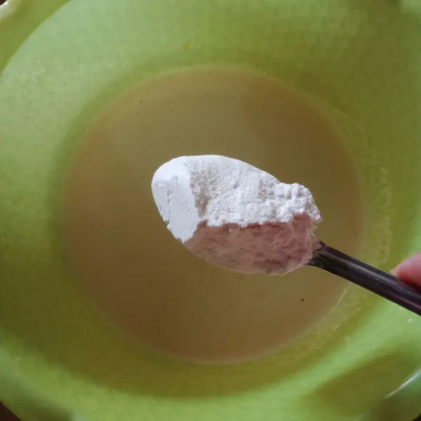 Masukkan tepung terigu, tepung tapioka, garam, gula, kaldu bubuk, lada bubuk, daun bawang, dan minyak goreng aduk rata.