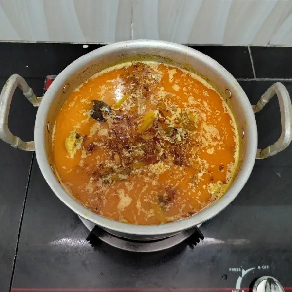 Matikan api kompor, lalu taburi dengan bawang goreng. Angkat.