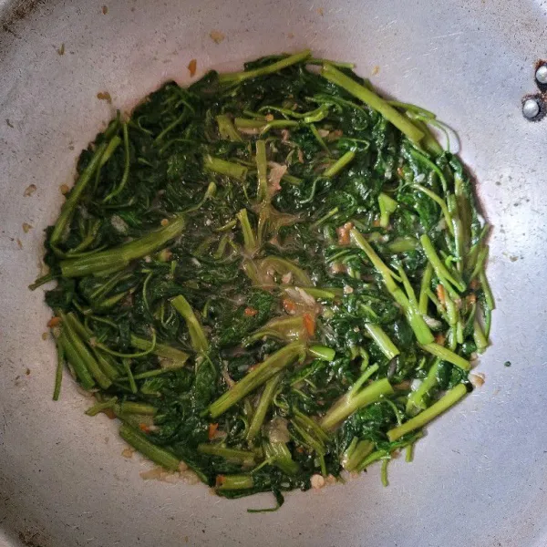 Tumis hingga air menyusut dan kangkung matang, dan tumis kangkung balacan siap dihidangkan.