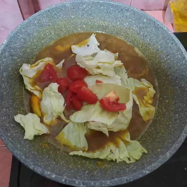 Masukkan kol, tomat, dan daun bawang. Koreksi rasa.