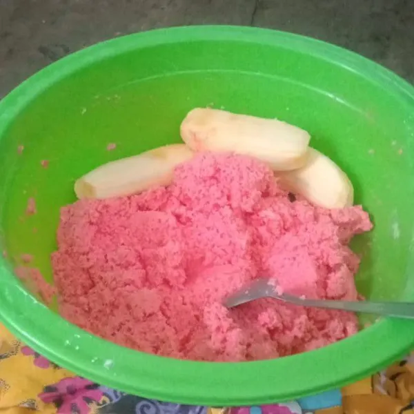 Kemudian campur singkong dengan semua bahan utama pewarna merah dan pisang. Setelah itu beri pewarna sesuai selera.