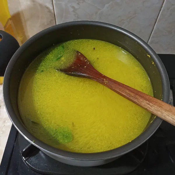 Tambahkan air. Aduk rata. Masak hingga mendidih.