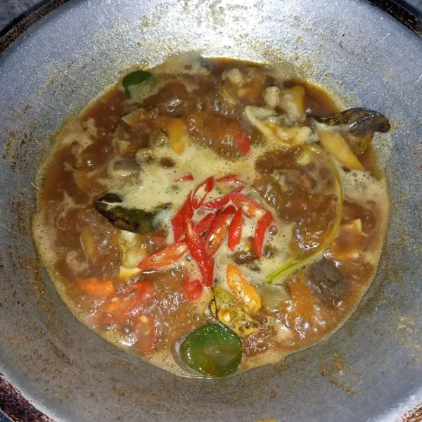 Tambahkan cabai merah dan cabai rawit. Aduk rata. Masak sebentar. Icip rasa. Sajikan.