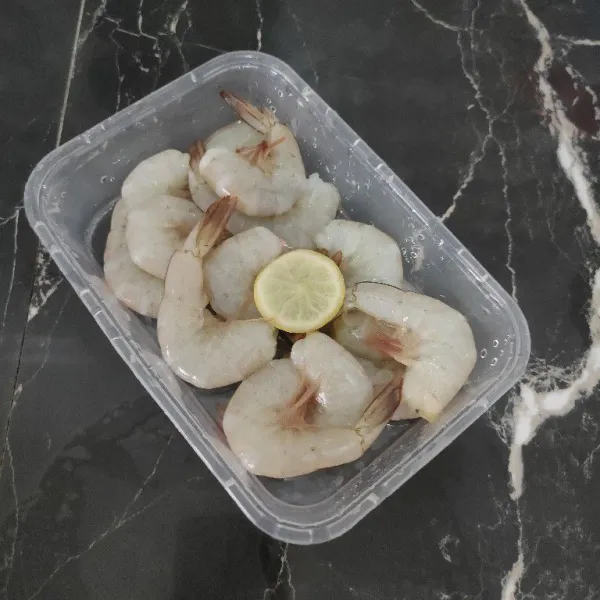 Bersihkan udang buang bagian kepala lalu rendam dengan air jeruk nipis selama 10 menit.
