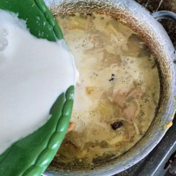 Tuang santan kental sambil terus diaduk supaya tidak pecah. Masak hingga mendidih. Angkat.