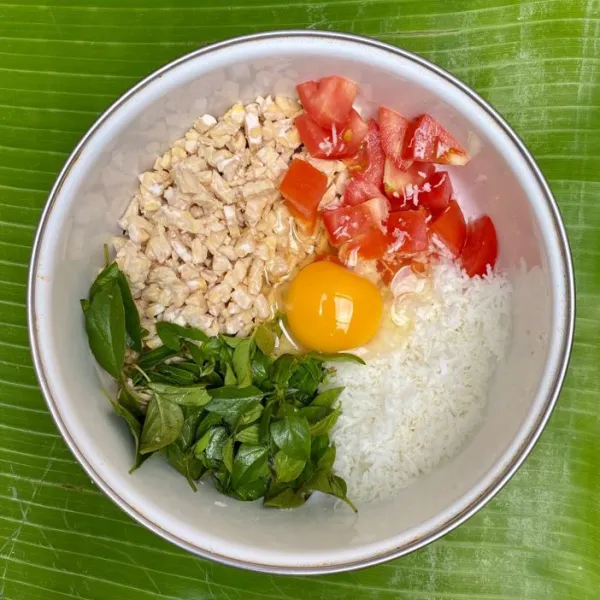 Campurkan tempe, tomat, kelapa, kemangi dan telur.