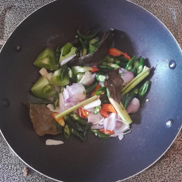Tumis semua bumbu rajang bersama daun salam, daun jeruk, serai, dan lengkuas hingga harum.