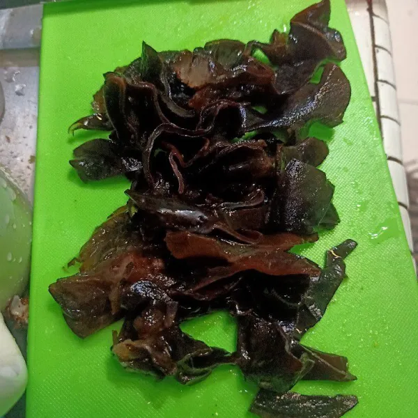 Cuci jamur kuping lalu iris sesuai selera.