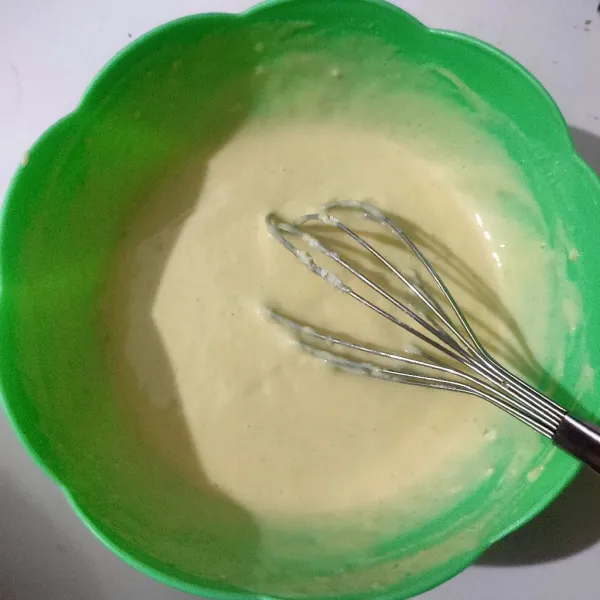 Aduk hingga adonan tercampur rata dan licin, kemudian masukkan margarin cair, aduk rata kembali. Diamkan selama satu jam. Tutup wadah dengan kain bersih atau plastik